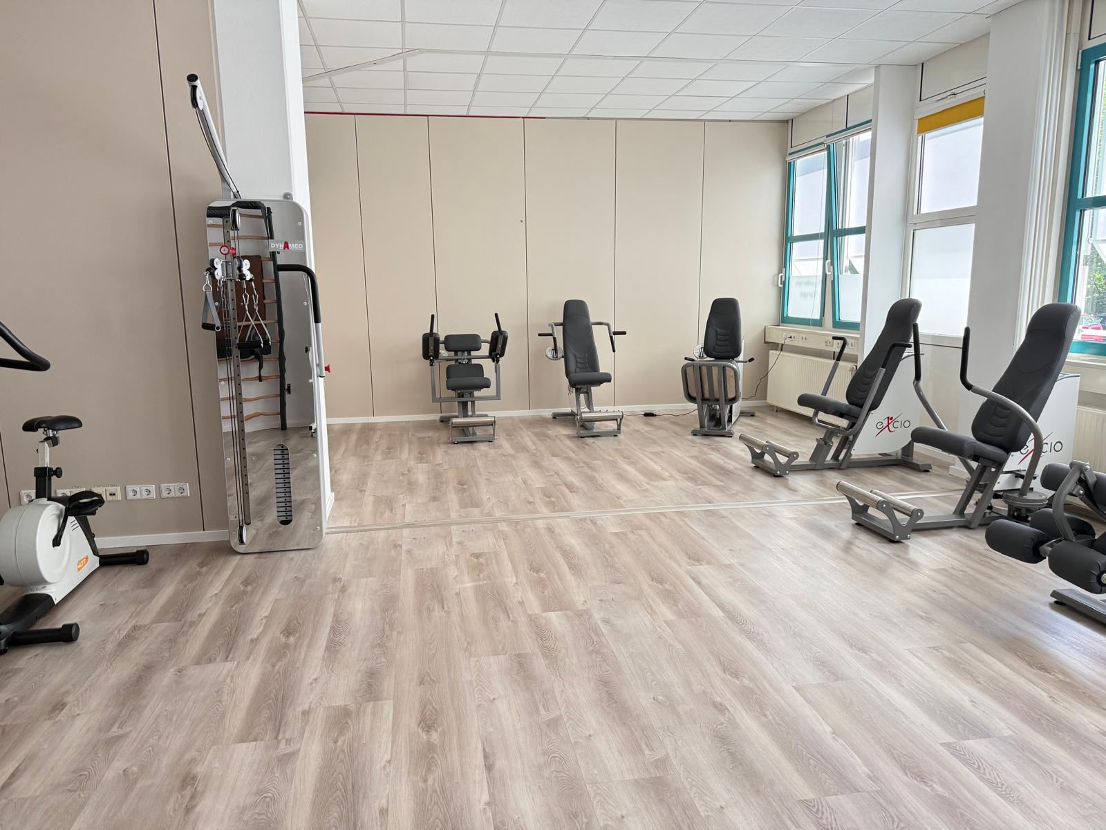 Gesamtansicht des neuen Trainingsbereichs mit EXCIO-Trainingsgeräten in der Praxis Varupa in Bad Friedrichshall