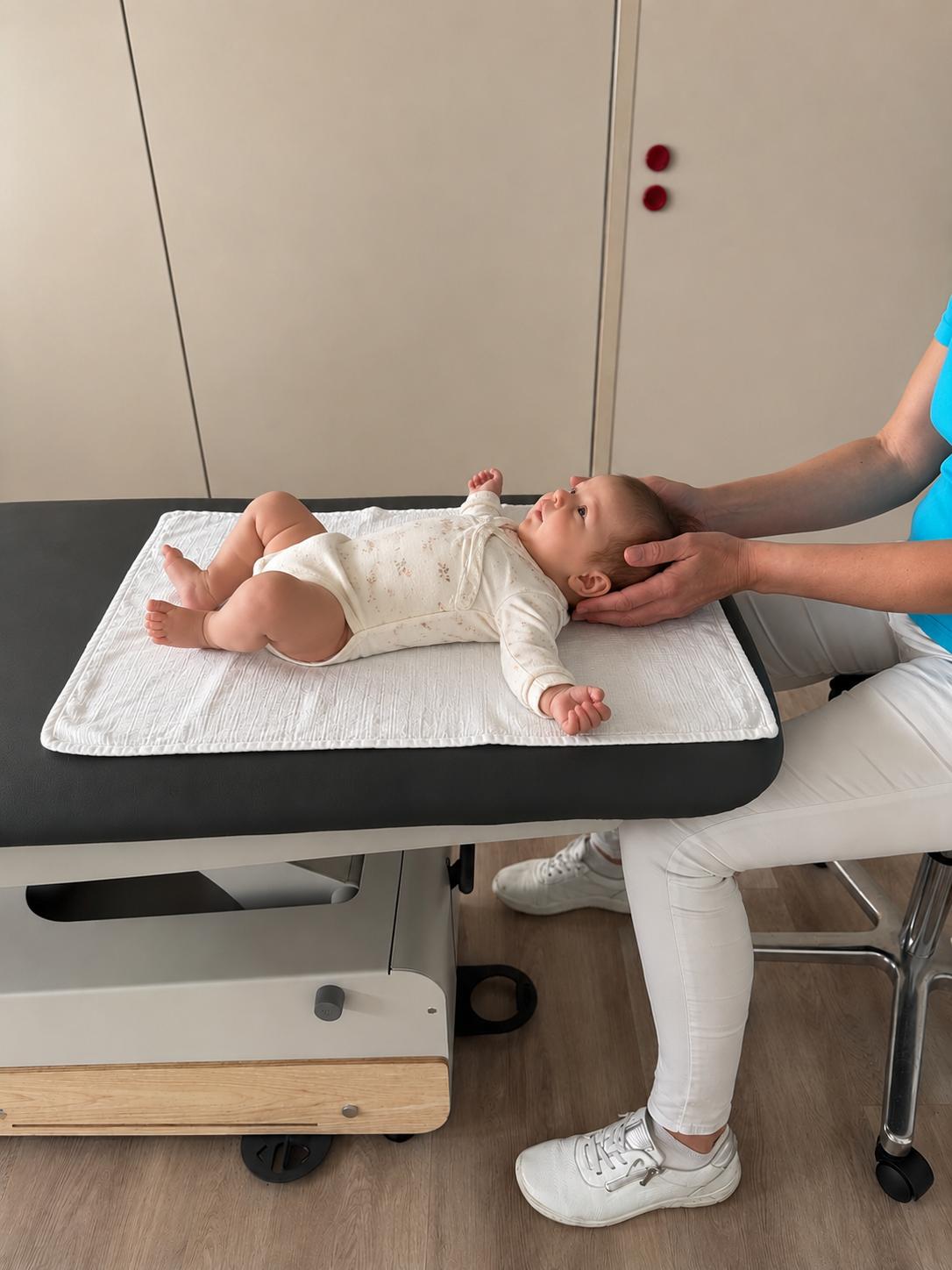 Sanfte osteopathische Behandlung eines Säuglings in der Praxis Varupa in Bad Friedrichshall