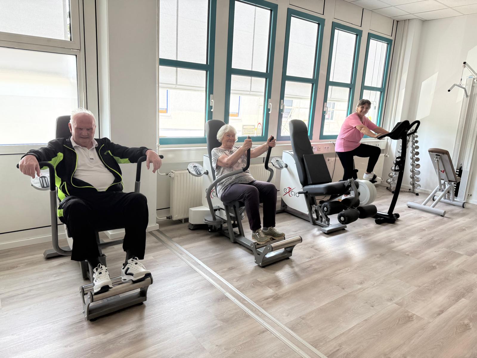 Patientinnen und Patienten beim Krankengymnastik-Training an Geräten in der Praxis Varupa