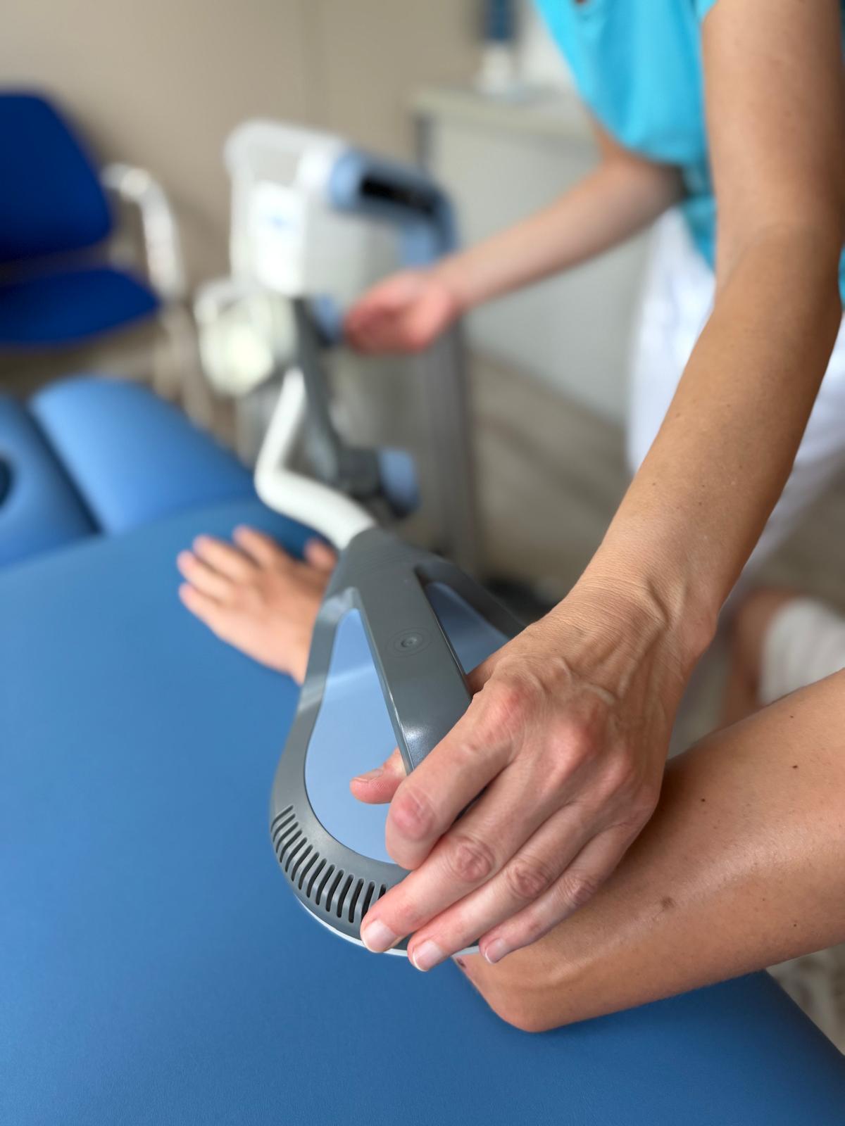 Anwendung der superinduktiven Magnetfeldtherapie BTL SIS 6000 in der Praxis Varupa