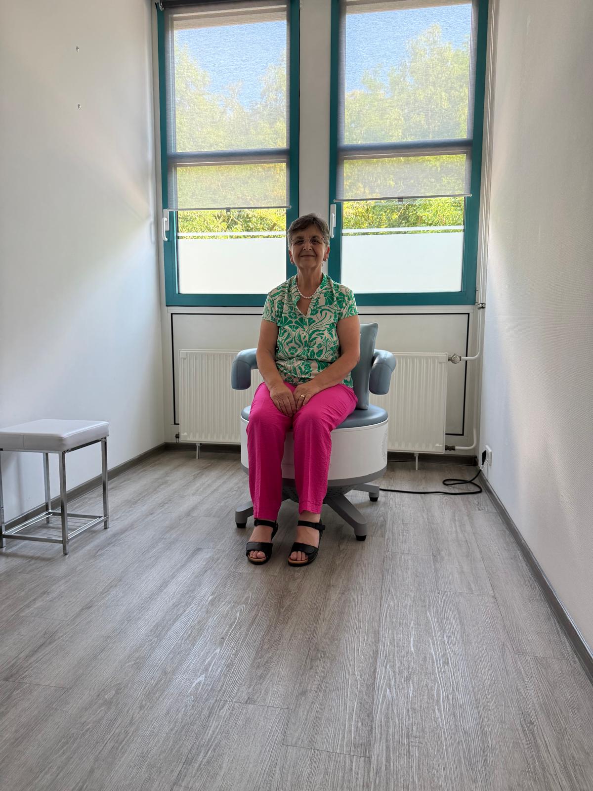 Anwendung des Pelvic Chair zur magnetischen Beckenbodenstimulation in der Praxis Varupa