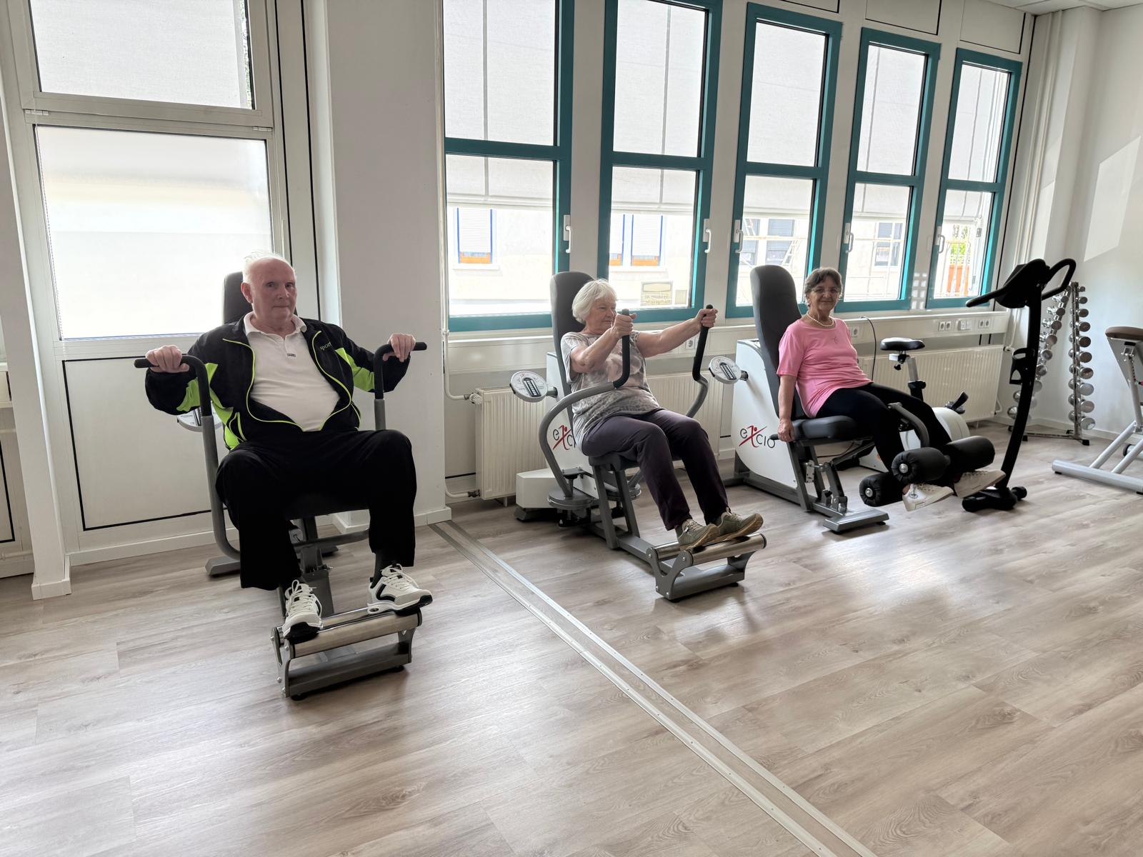 Patientinnen und Patienten beim Gerätetraining in der Praxis Varupa